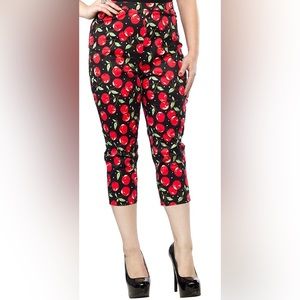 Sourpuss Peggy capris🍒